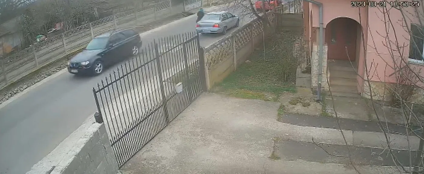 Momentul în care tânărul îl atacă pe șoferul de 76 de ani. Foto: Captură video