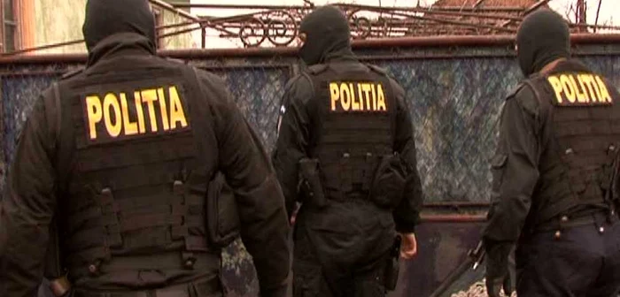 Poliţiştii au efectuat o percheziţie domiciliară în Ilfov FOTO Adevărul