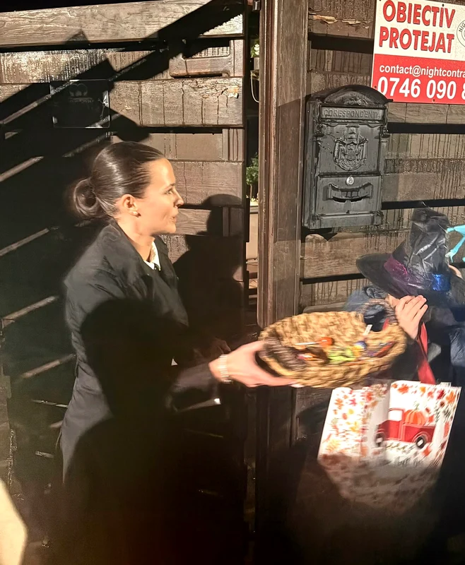 Livia Graur a primit colindători de Halloween 