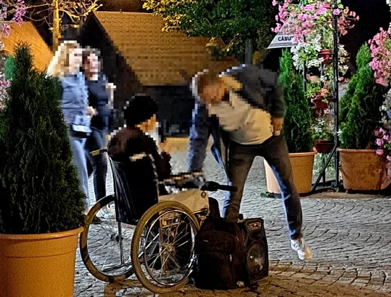 Bărbatul a impresionat trecătorii dintr-un scaun cu rotile