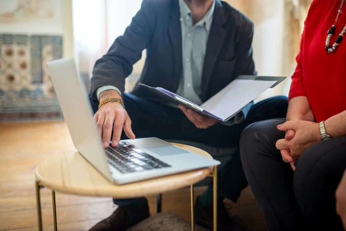 Persoană care cere consultanță pentru a lăsa un testamant Foto Pexels