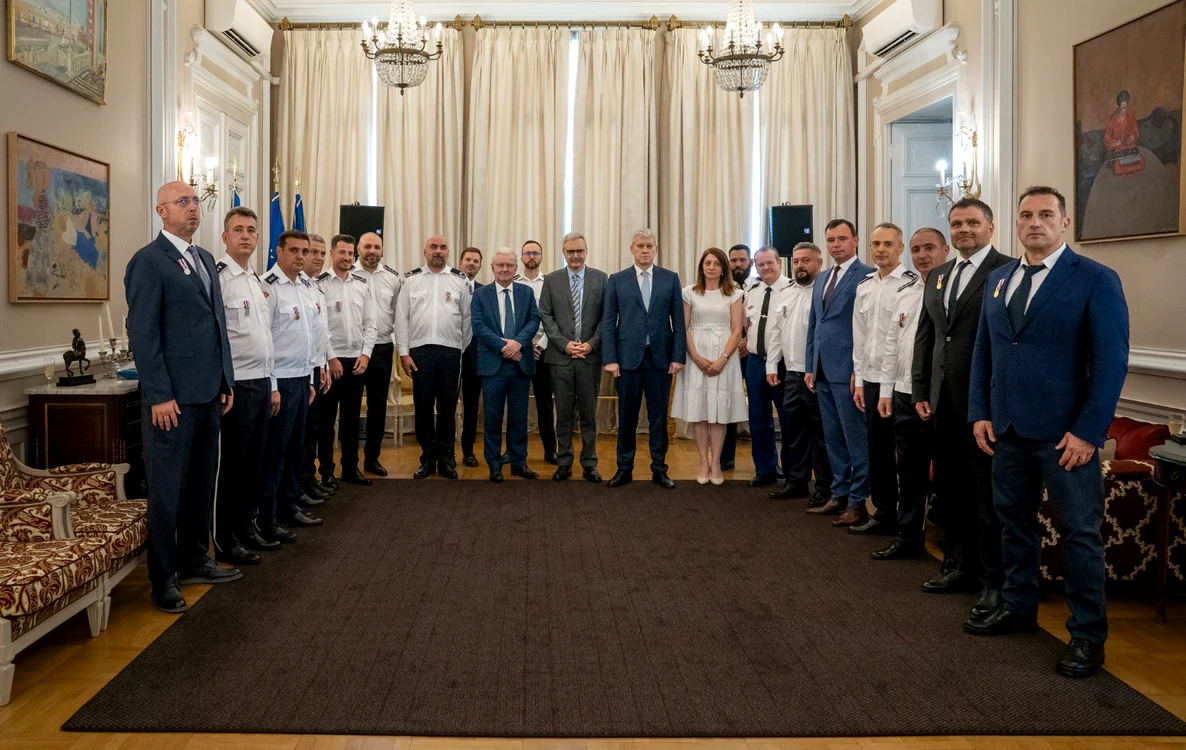 Șaisprezece polițiști români au fost decorați de autoritățile franceze. FOTO: MAI