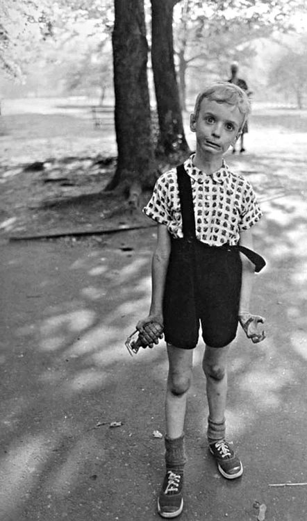 „Copil cu grenadă de jucărie, în Central Park“, New York, 1962