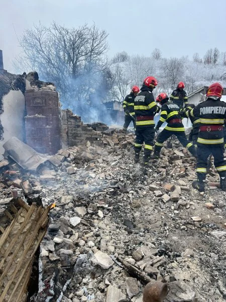 Casă mistuită de flăcări în prima zi de Crăciun, în Vâlcea. Pompierii au găsit resturi „posibil umane”