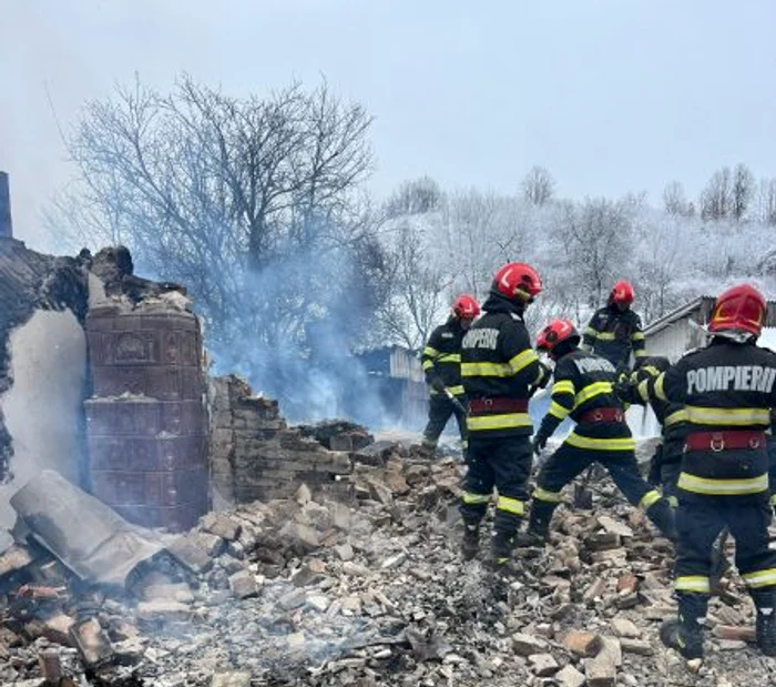 Casă mistuită de flăcări în prima zi de Crăciun, în Vâlcea. Pompierii au găsit resturi „posibil umane”