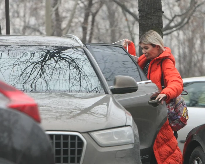 Gina Pistol şi-a probat aparatul în drum spre maşină