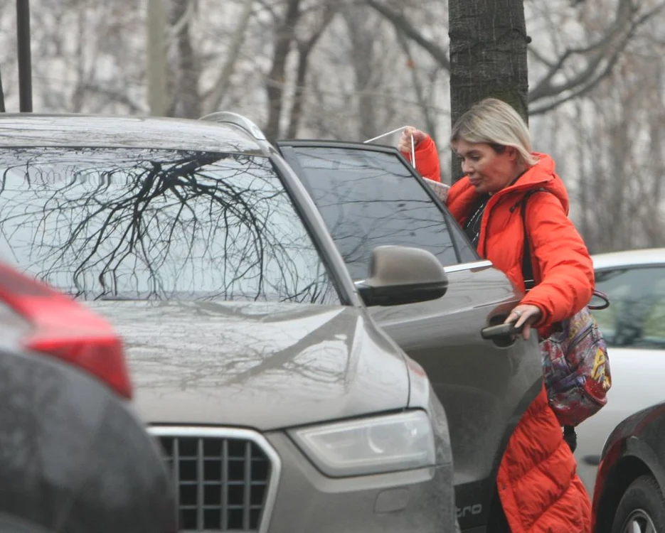 Gina Pistol şi-a probat aparatul în drum spre maşină