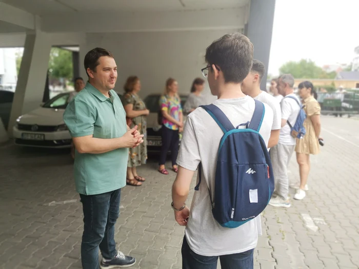 Prof. Marius Perianu a discutat cu elevii la terminarea probei FOTO: A.M.