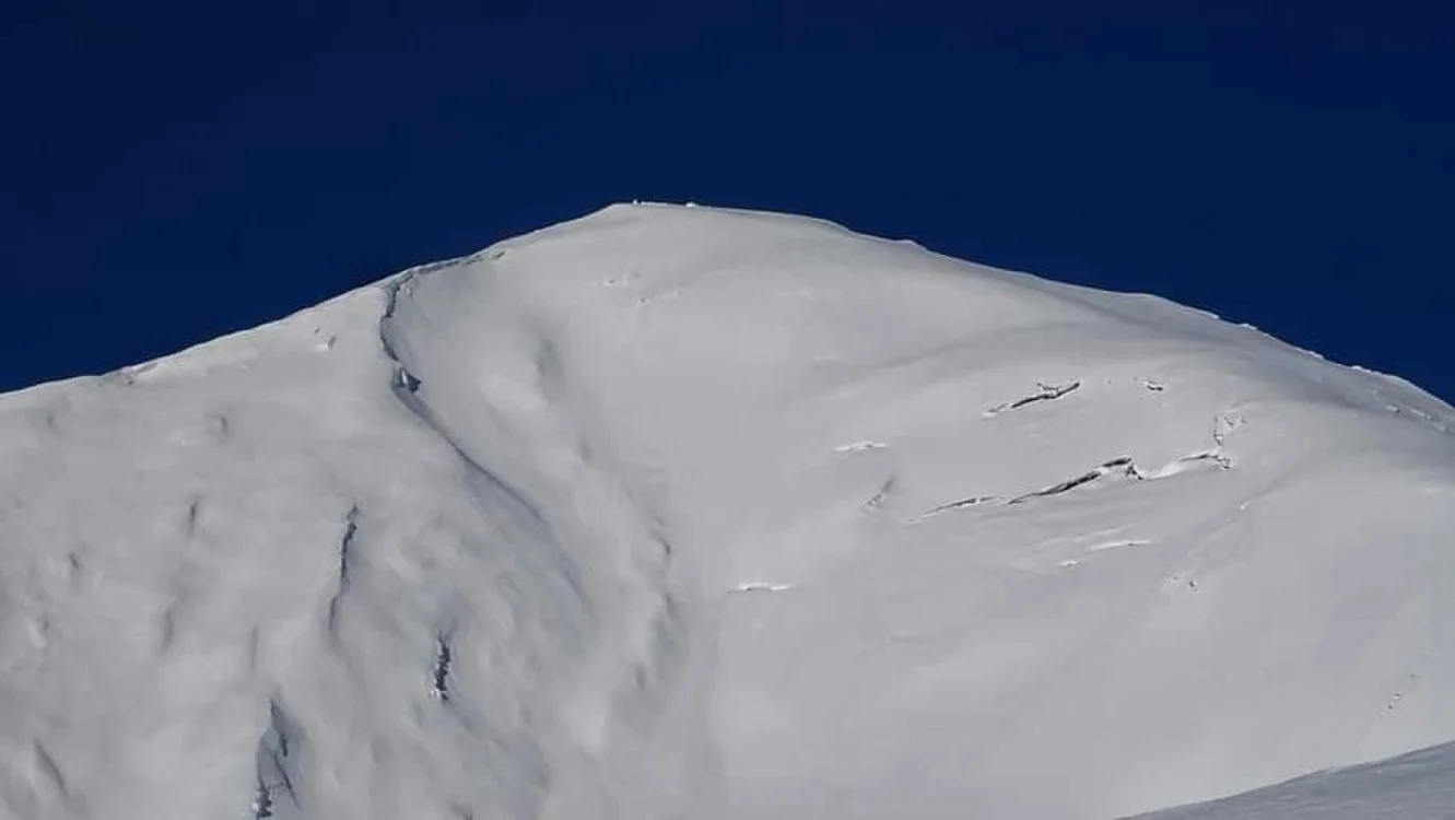 Kitul de avalanşă, absolut necesar dacă practici schiul de tură sau sporturile off-piste. De ce este bine să ai şi un rucsac de cu airbag