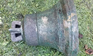 Clopot de biserică, descoperit îngropat la marginea unui drum (© Lubelski Wojewódzki Konserwator Zabytków)