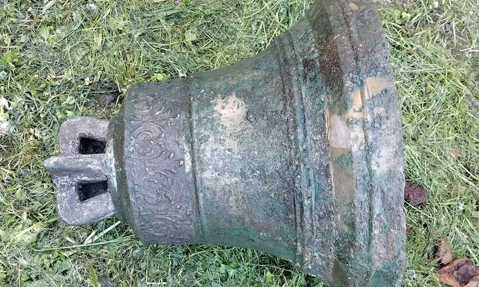 Clopot de biserică, descoperit îngropat la marginea unui drum (© Lubelski Wojewódzki Konserwator Zabytków)