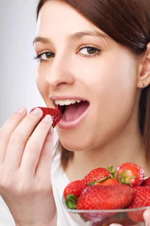 
    Căpşunile sunt unele dintre cele mai sănătoase fructe pe care le putem consuma la începutul verii  