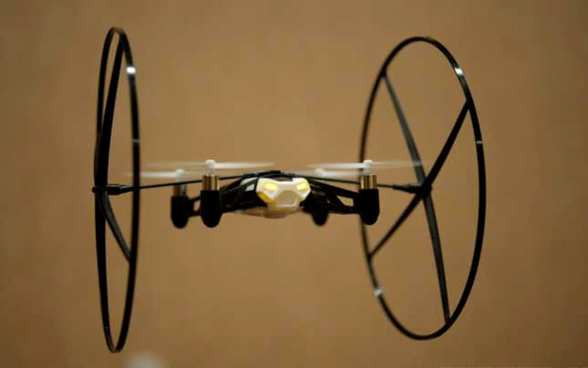 MiniDrone, o dronă de buzunar. FOTO The Verge