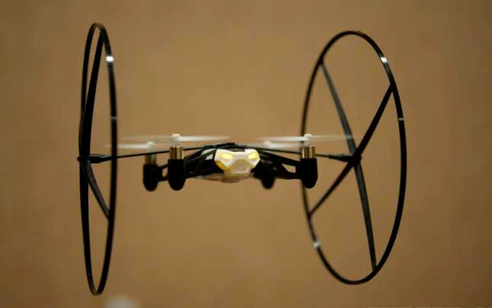 MiniDrone, o dronă de buzunar. FOTO The Verge
