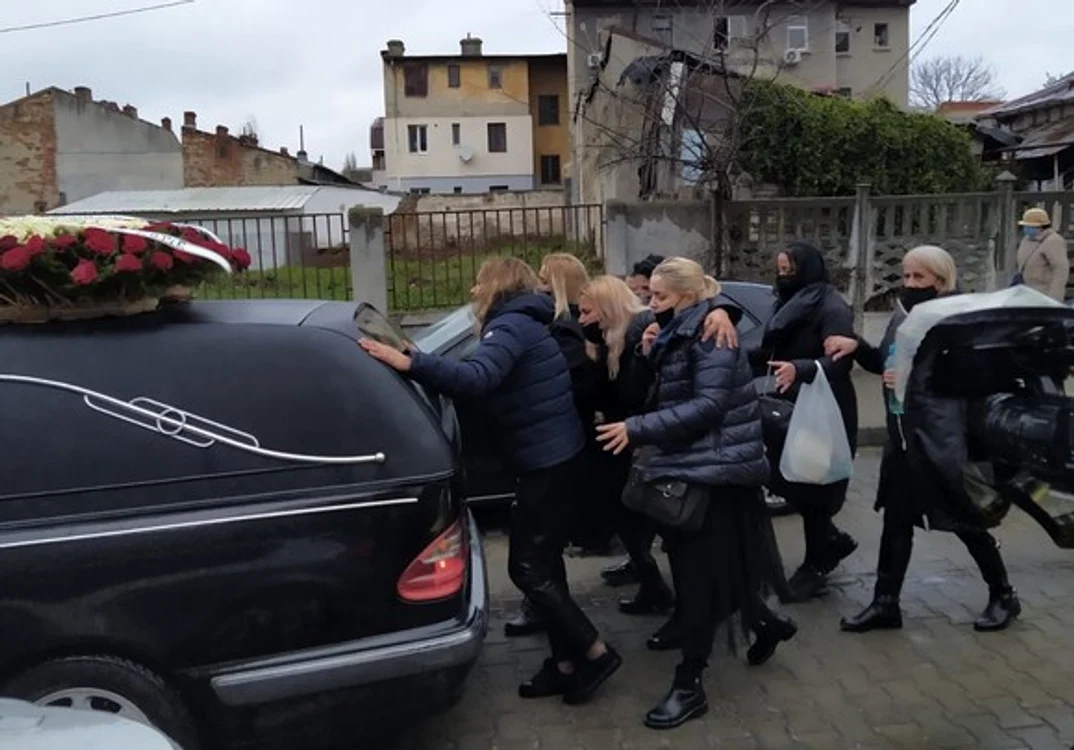 
    4 preoți au oficiat slujba de înmormântare a lui Nelu Ploieșteanufoto: BLITZ  