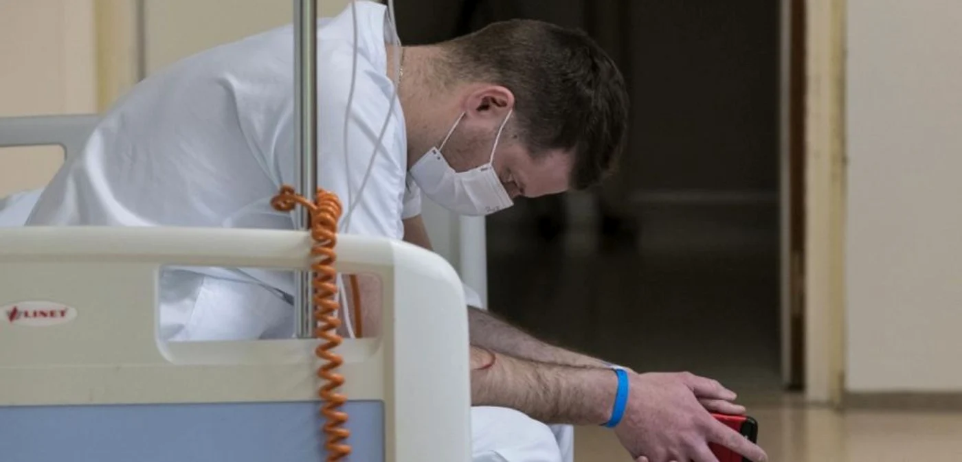 Medic obosit, pe un pat de spital în Franţa Foto AFP