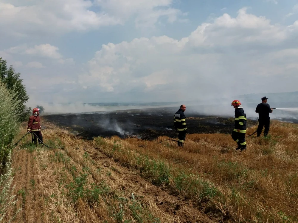 Incendiul de la Bucov a avut 15 focoare, iar primii pompieri ajunşi la faţa locului au cerut ajutoare FOTO ISU Prahova