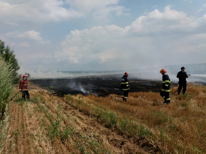 Incendiul de la Bucov a avut 15 focoare, iar primii pompieri ajunşi la faţa locului au cerut ajutoare FOTO ISU Prahova