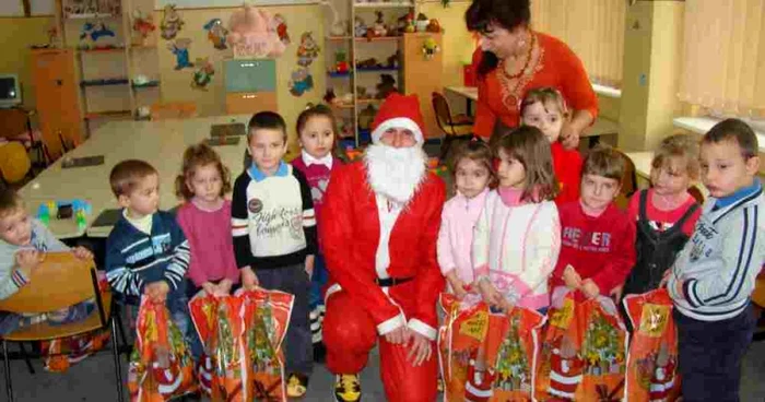 Micuţii s-au bucurat de darurile aduse de Moşul Unirist