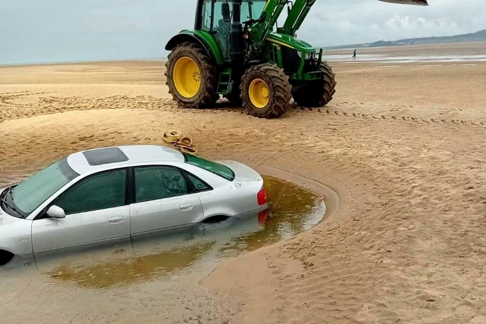 Cel care intervine pentru salvarea vehiculelor este fermierul Dafydd Davies /foto: Dafydd Davies