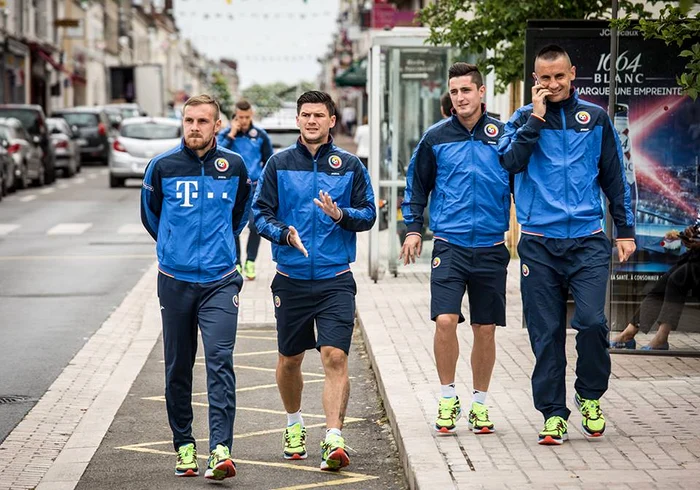 Fundaşii Moţi, Săpunaru, Filip şi Grigore au format un grup separat, chiar dacă e imposibil să-i vedem în această formulă pe teren, contra ElveţieiFoto Click!