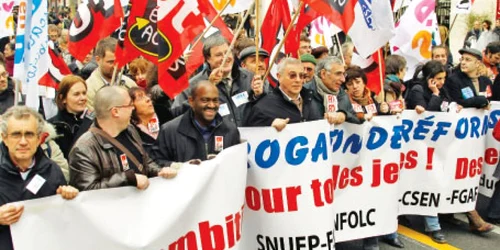 La 12 martie, zeci de mii de profesori, studenţi şi părinţi au mărşăluit în Franţa pentru a încerca să blocheze „reforma educaţiei”