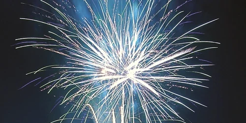 Primăria va organiza un foc de artificii de 20 de minute şi va invita artişti locali