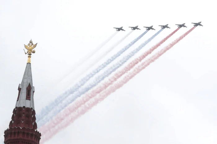 Avioane militare ruseşti survolează Piaţa Roşie din Moscova, cu ocazia paradei de Ziua Victoriei, pe 9 mai 2021 Foto EPA EFE