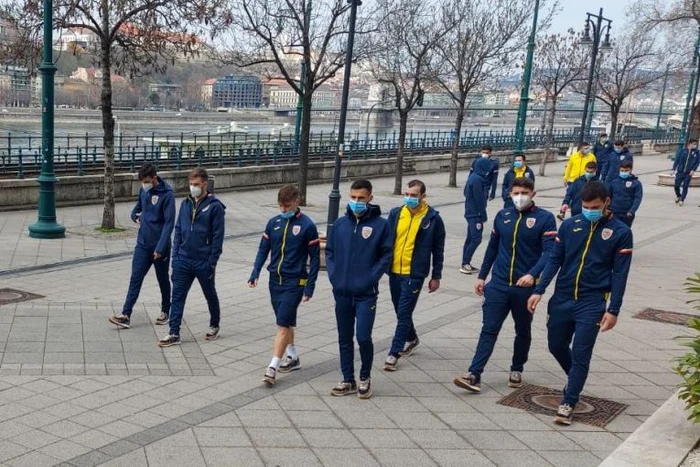 
    Componenții naționalei de tineret au ieșit la plimbare în jurul hoteluluiFOTO: frf.ro  