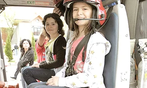 Maria Olteanu (10 ani) şi  Ingrid Cristea (10 ani)  s au distrat cel mai bine în elicopterul SMURD jpeg