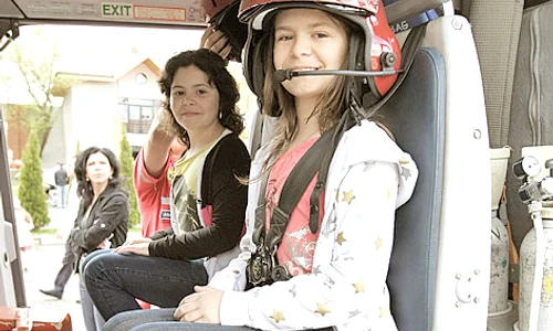 Maria Olteanu (10 ani) şi  Ingrid Cristea (10 ani)  s au distrat cel mai bine în elicopterul SMURD jpeg