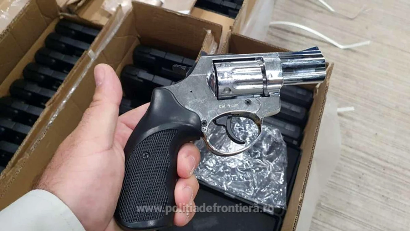 
    2.850 de pistoale au fost descoperite într-un camionFoto: Poliția de Frontieră  