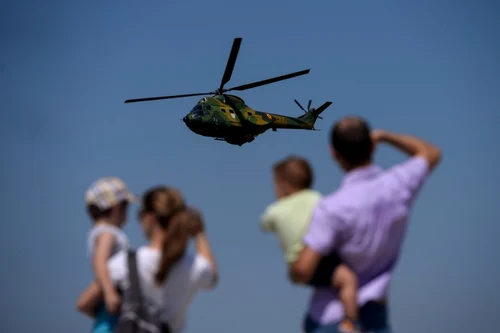 Persoane asista la spectacolul aviatic prilejuit de Ziua Portilor deschise la Baza 90 Transport Aerian Gheorghe Banciulescu cu ocazia Zilei Aviatiei Române si a Fortelor Aeriene in Bucuresti FOTO MediafaxDragos Savu