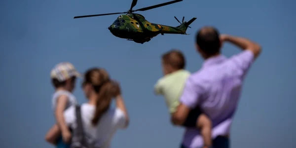 Persoane asista la spectacolul aviatic prilejuit de Ziua Portilor deschise la Baza 90 Transport Aerian Gheorghe Banciulescu cu ocazia Zilei Aviatiei Române si a Fortelor Aeriene in Bucuresti FOTO MediafaxDragos Savu