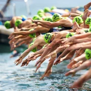 Triatleţii se aruncă în lacul Geneva pornind astfel în cursa de triatlon din cadurl Cupei Mondiale Itu pentru bărbaţi de la Lausane Elveţia. FOTO EPA-EFE