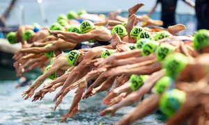Triatleţii se aruncă în lacul Geneva pornind astfel în cursa de triatlon din cadurl Cupei Mondiale Itu pentru bărbaţi de la Lausane Elveţia. FOTO EPA-EFE