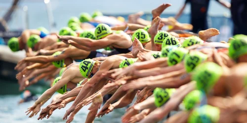 Triatleţii se aruncă în lacul Geneva pornind astfel în cursa de triatlon din cadurl Cupei Mondiale Itu pentru bărbaţi de la Lausane Elveţia. FOTO EPA-EFE
