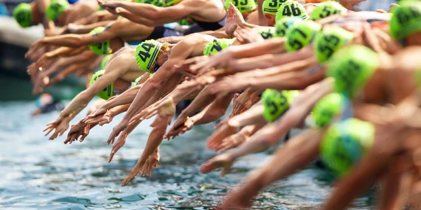 Triatleţii se aruncă în lacul Geneva pornind astfel în cursa de triatlon din cadurl Cupei Mondiale Itu pentru bărbaţi de la Lausane Elveţia. FOTO EPA-EFE