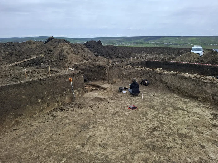 Specialiștii lucrează la degajarea mormintelor FOTO Cosmin Zamfirache