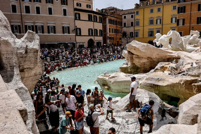 Italia - La Roma, Fontana  de Trevi aduce un  strop de răcoare