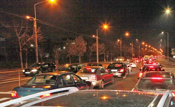 
    Autostrada stătea  închisă pentru recepție,  în timp ce șoferii erau  blocați la barierăFotografii: Florin Şuler    