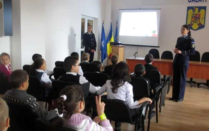 Copiii au fost extrem de atenţi la ce le-au povestit poliţiştii. Foto: Adevărul.