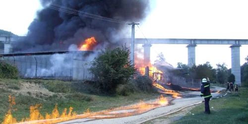 Incendiul de la Fabrica de vopseluri s-a extins şi pe drumul de acces