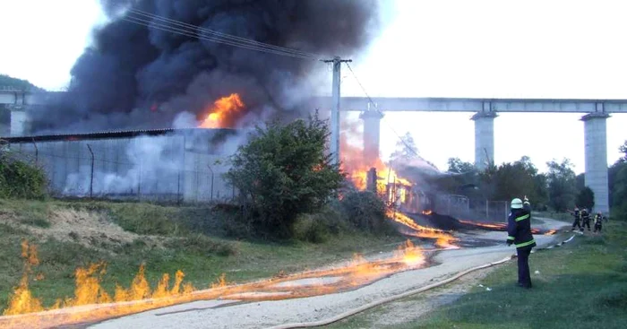 Incendiul de la Fabrica de vopseluri s-a extins şi pe drumul de acces