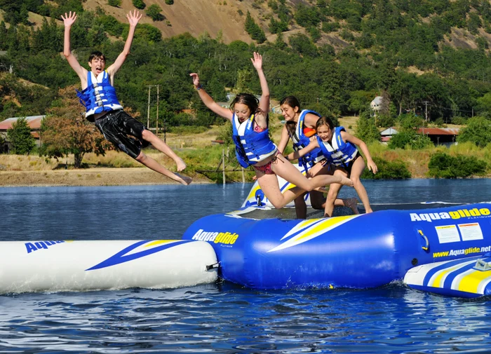 Toboganele gonflabile pe apă sunt una din atracţiile principale ale noului parc nautic (foto: acvamania.ro)