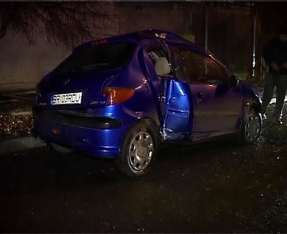 Accidentul s-a soldat cu distrugere maşinii. FOTO: NICOLETA BUTNARU