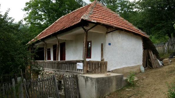 Două case cu o vechime mai mare de 100 de ani, reparate de voluntari / FOTO jpeg