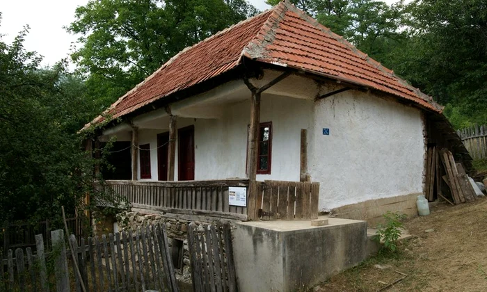 Două case cu o vechime mai mare de 100 de ani, reparate de voluntari / FOTO  jpeg