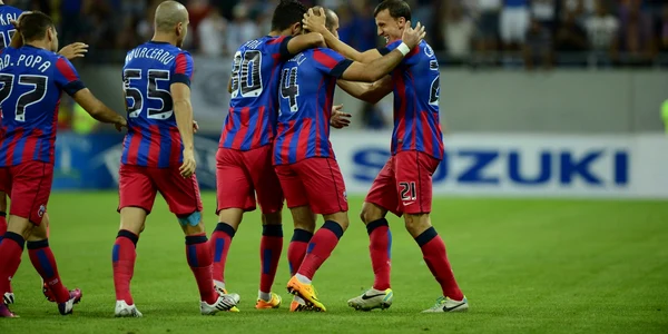 Iasmin Latovlevici de la Steaua Bucuresti este felicitat pentru golul inscris in meciul cu Dinamo Tbilisi FOTO Mediafax