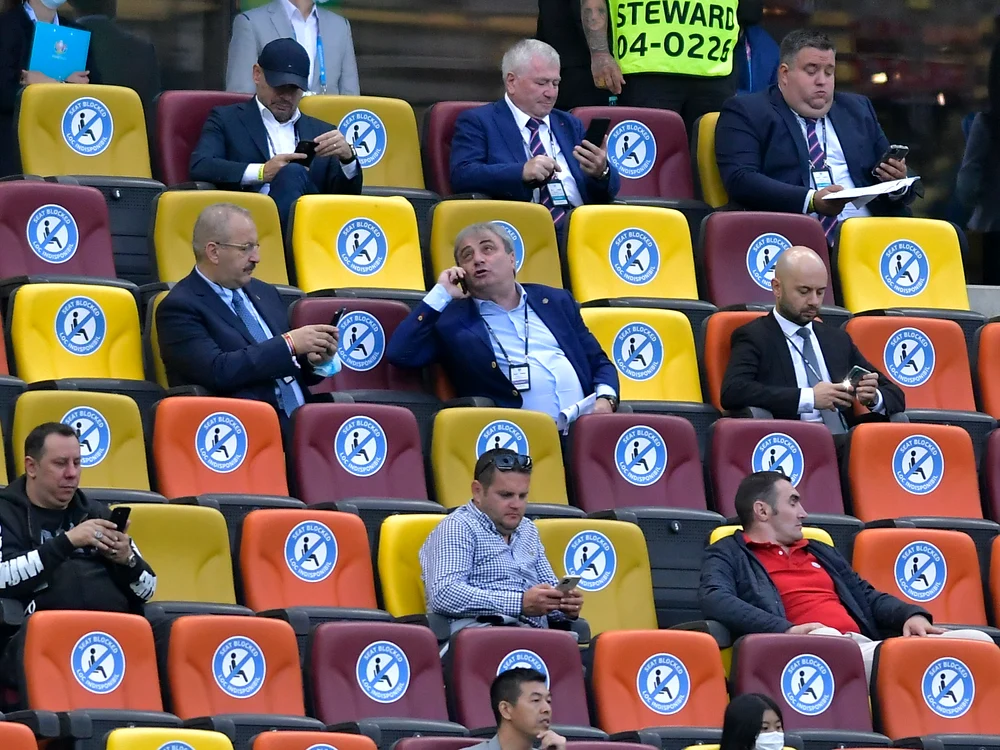 
    Foștii mari fotbaliști ai României nu și-au găsit loc la sectorul VIPFoto: sportpictures.eu  